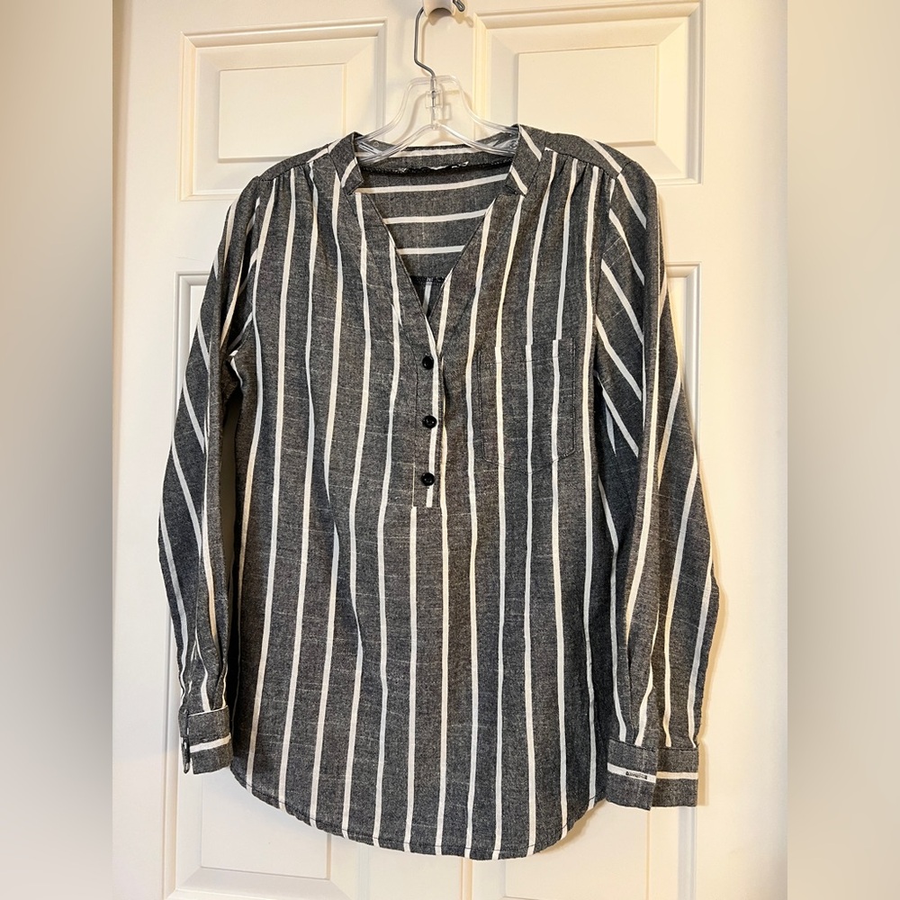 Women’s causal top. Grey w white stripes.